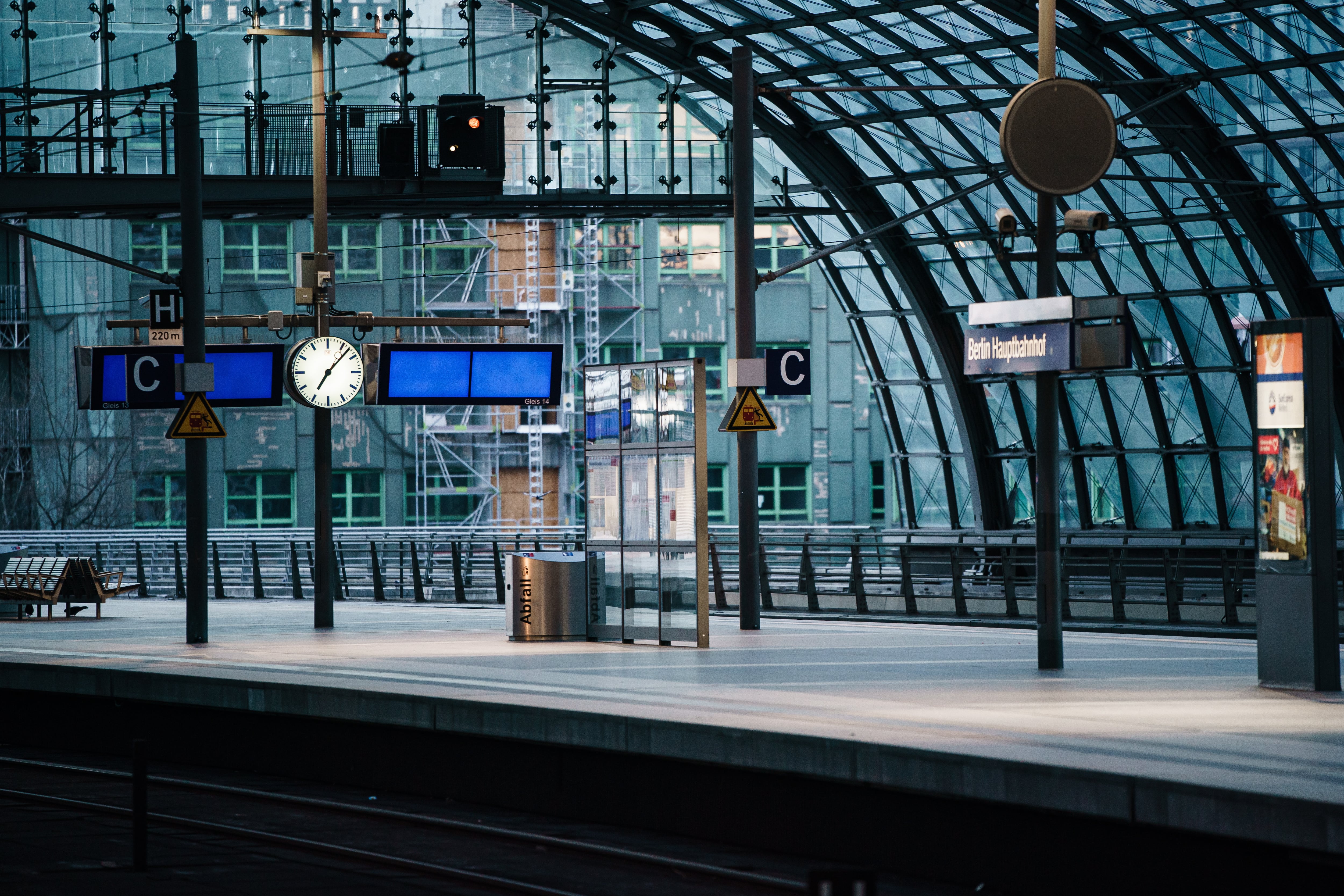 Andenes vacíos en una estación de Berlín