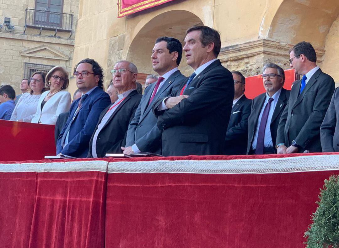 El presidente de la Junta , Juan Manuel Moreno Bonilla, en el palco de autoridades de la Semana Santa de Córdoba 