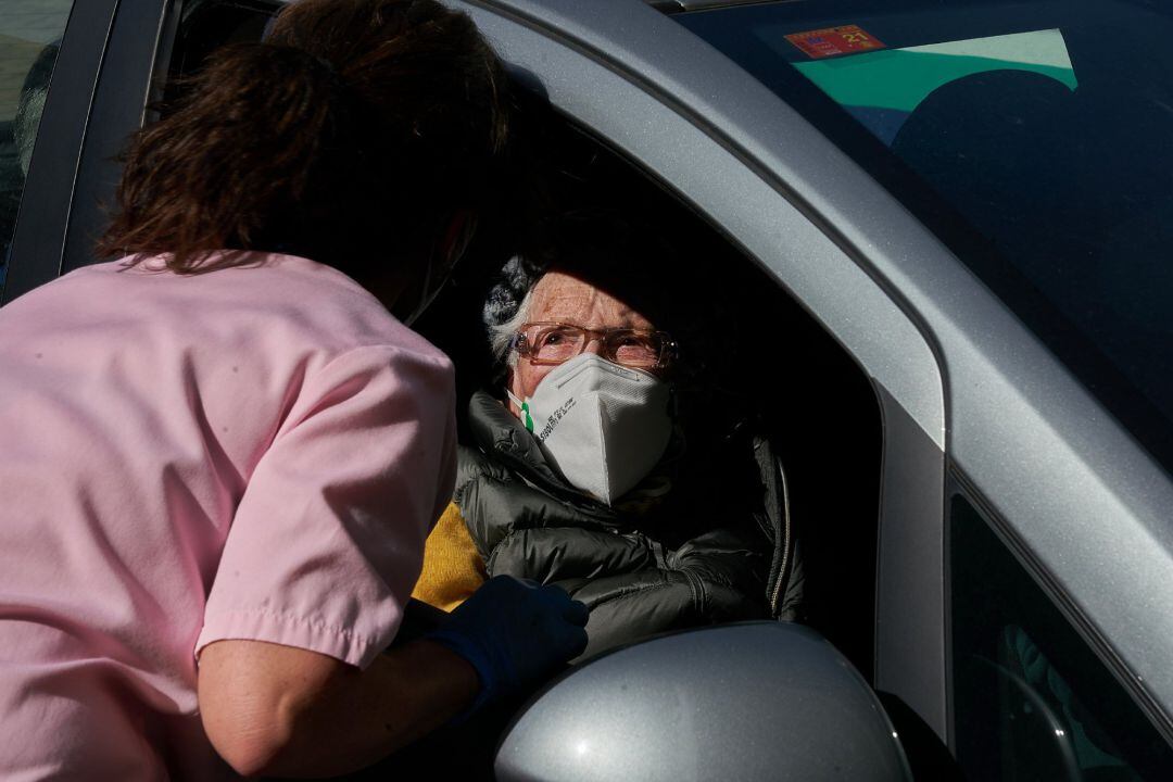 Un centenaria es atendida para ser vacunada contra el Covid-19 desde su coche