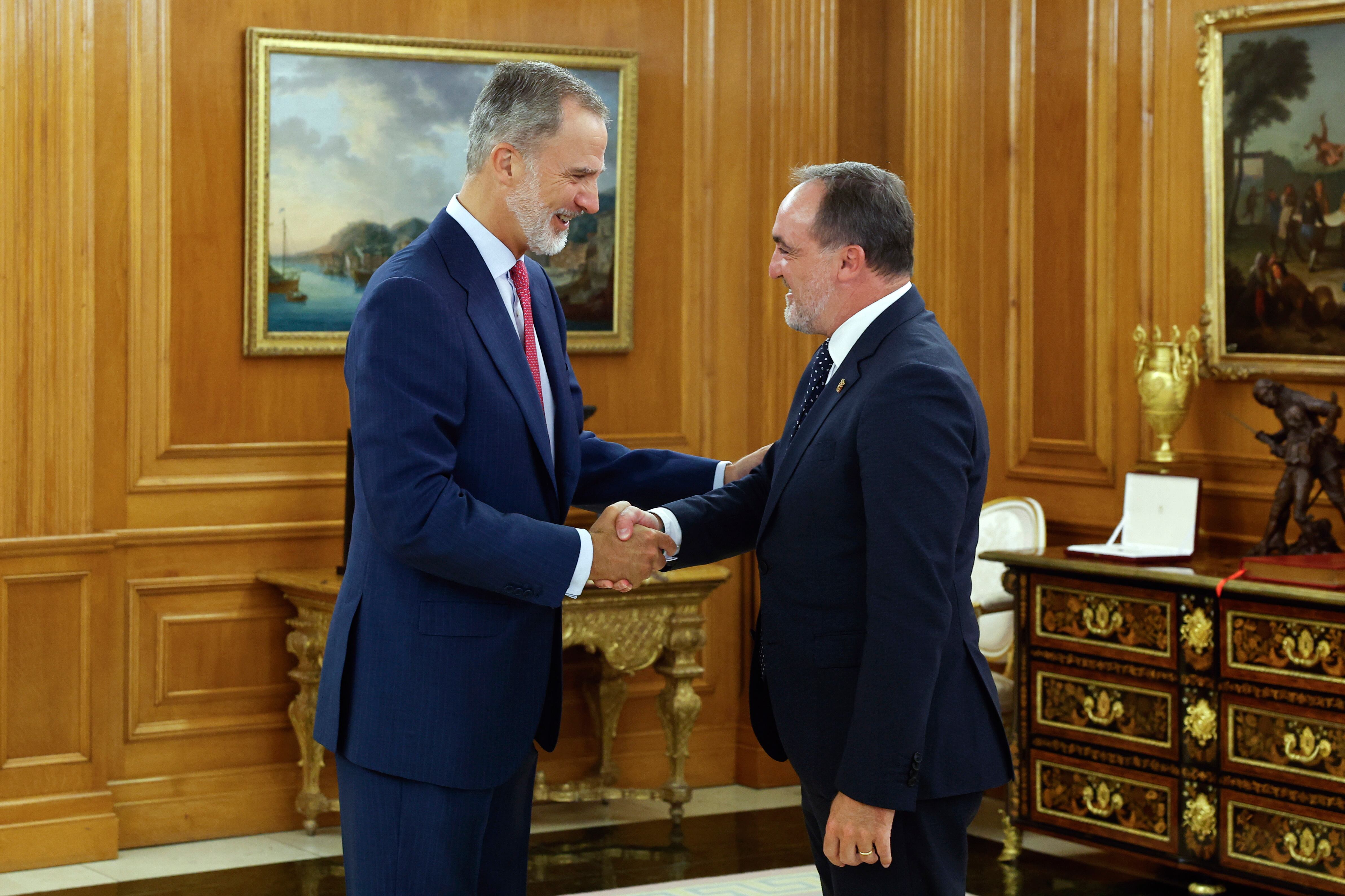 MADRID, 21/08/2023.- Felipe VI ha recibido este lunes en su despacho del Palacio de la Zarzuela al presidente de Unión del Pueblo Navarro (UPN), Javier Esparza, en la primera de las siete reuniones que mantendrá durante dos días con dirigentes políticos en la ronda de consultas para proponer candidato a la investidura. EFE/Chema Moya POOL
