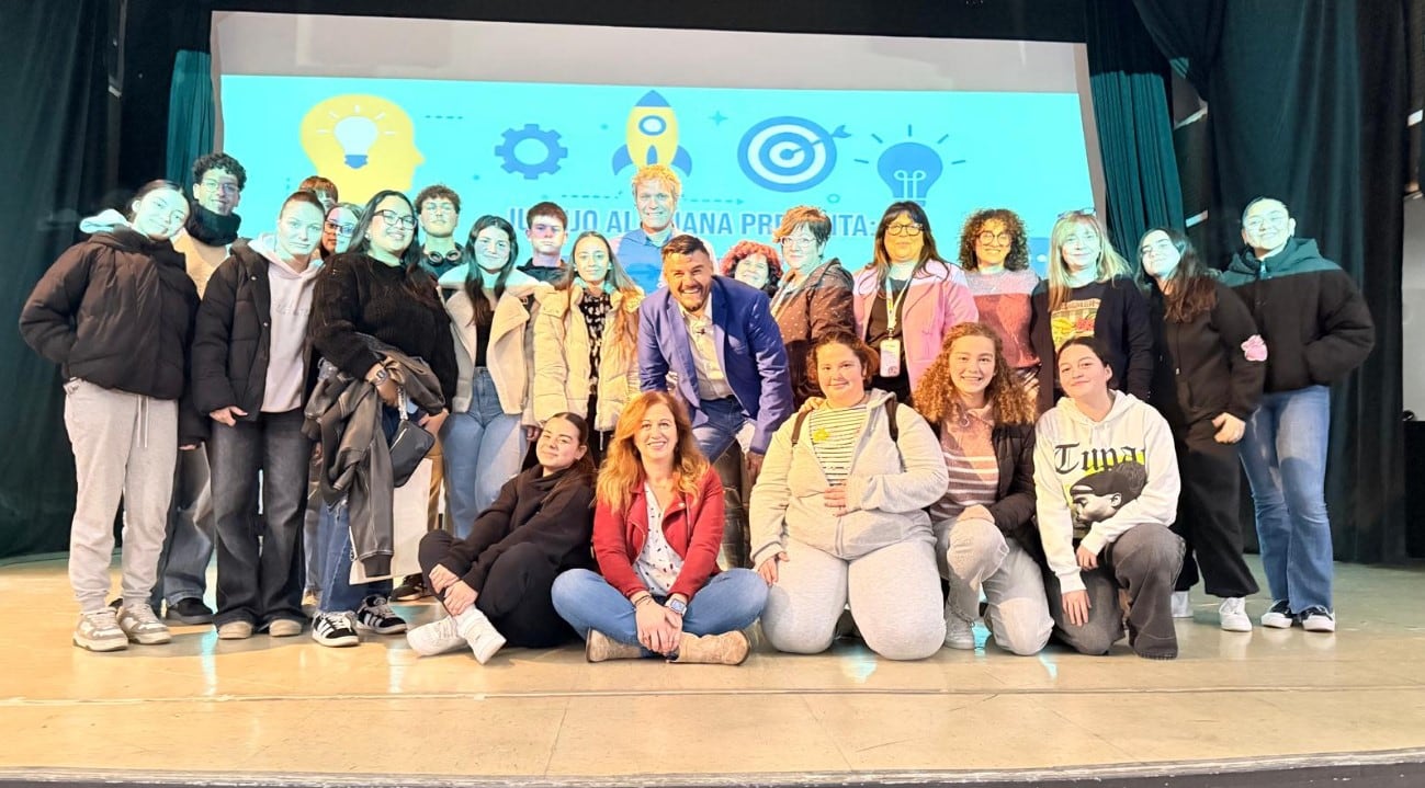 Alumnos y profesorado del IES Jorge Manrique con Juanjo Albiñana