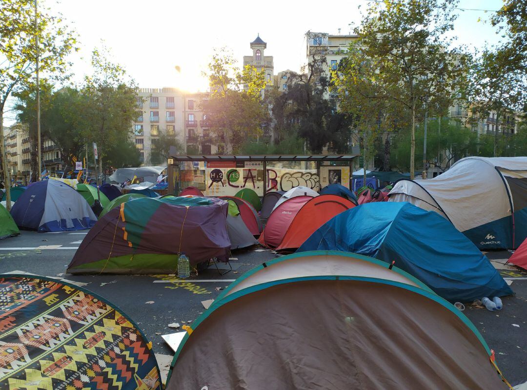 Un centenar de tiendas de campaña siguen en la acampada de plaza Universitat el sábado 9 de noviembre, coincidiendo con la jornada de reflexión.