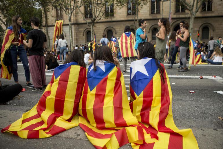 Varios centenares de estudiantes en la Gran Vía de Barcelona en la plaza de la Universidad, donde han ocupado el edificio histórico de la Universitat de Barcelona (UB) 