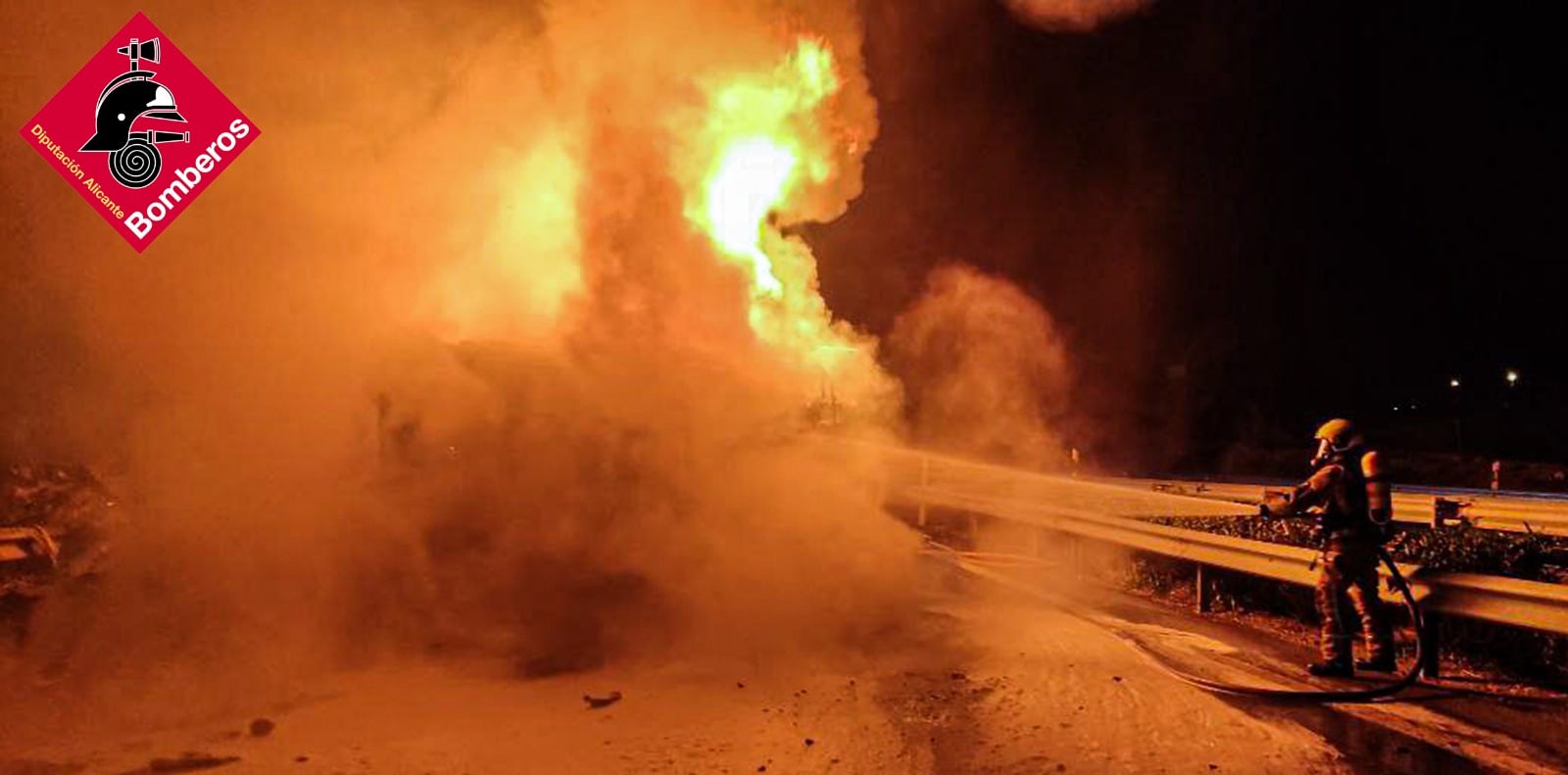 Los bomberos apagando el fuego del camión a la altura de Novelda