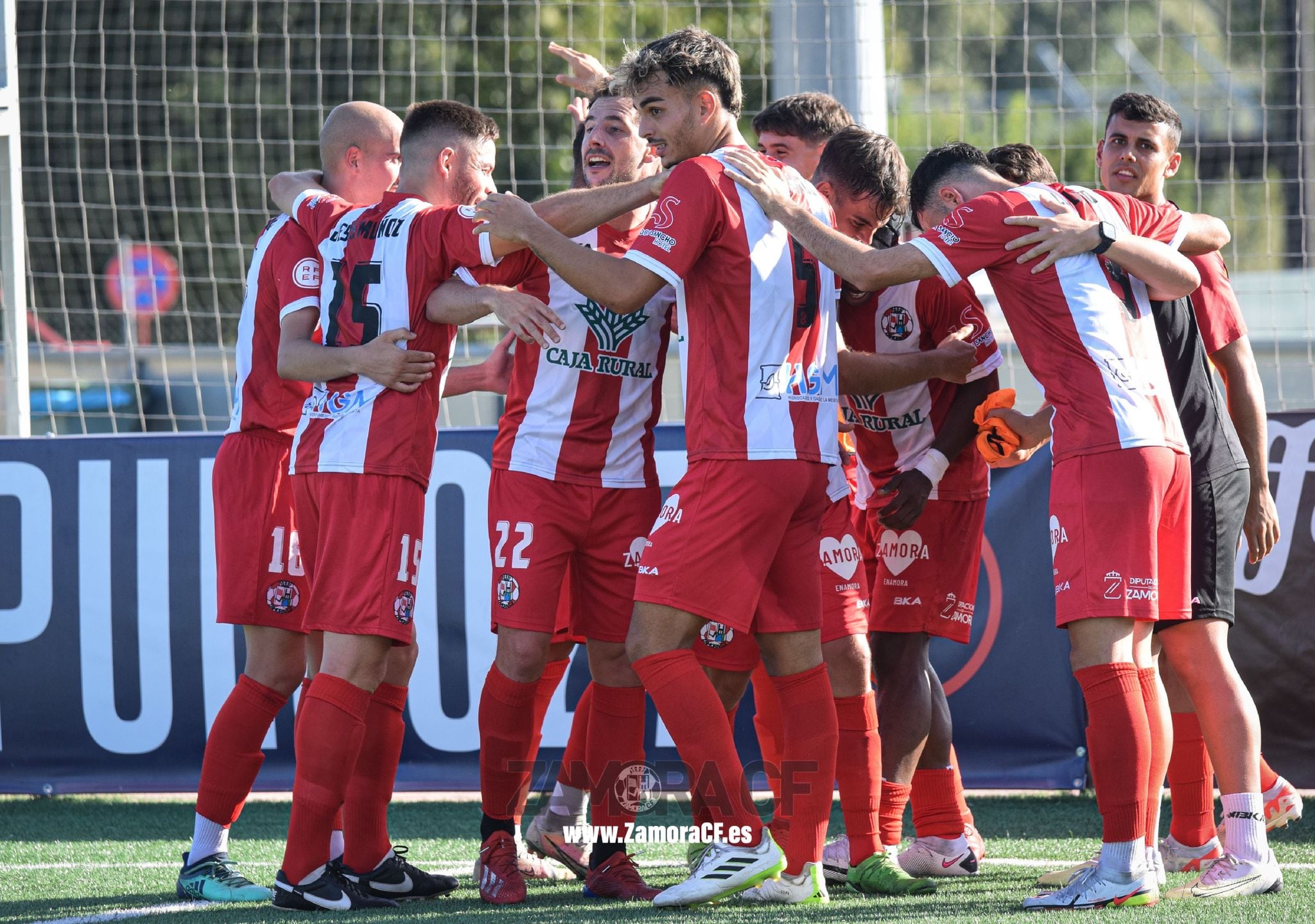 Los jugadores rojiblancos celebran el gol de Etxaburu