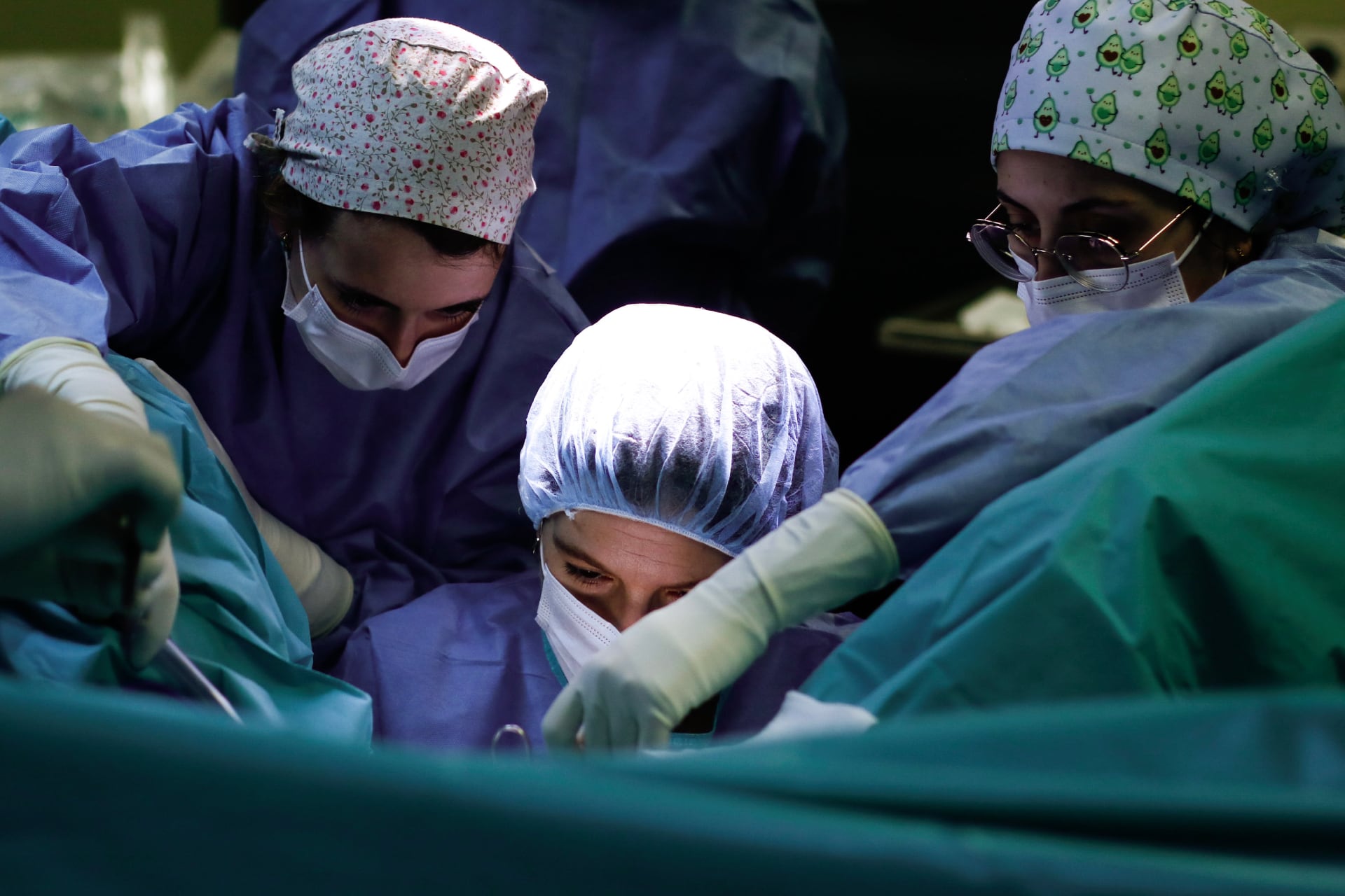 El equipo médico durante la operación.