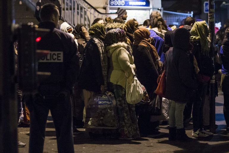 La policía desaloja un campamento junto a la estación de metro de Stalingrad en París (Francia).