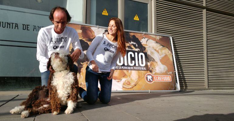 Responsables de la protectora El Refugio a las puertas del centro con un perro rescatado de la perrera denunciada