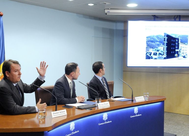 La família Aristot de la Fundació Armor i el ministre d'Afers Socials, Xavier Espot, durant la signatura del conveni de cesió d'un edifici per a fins socials