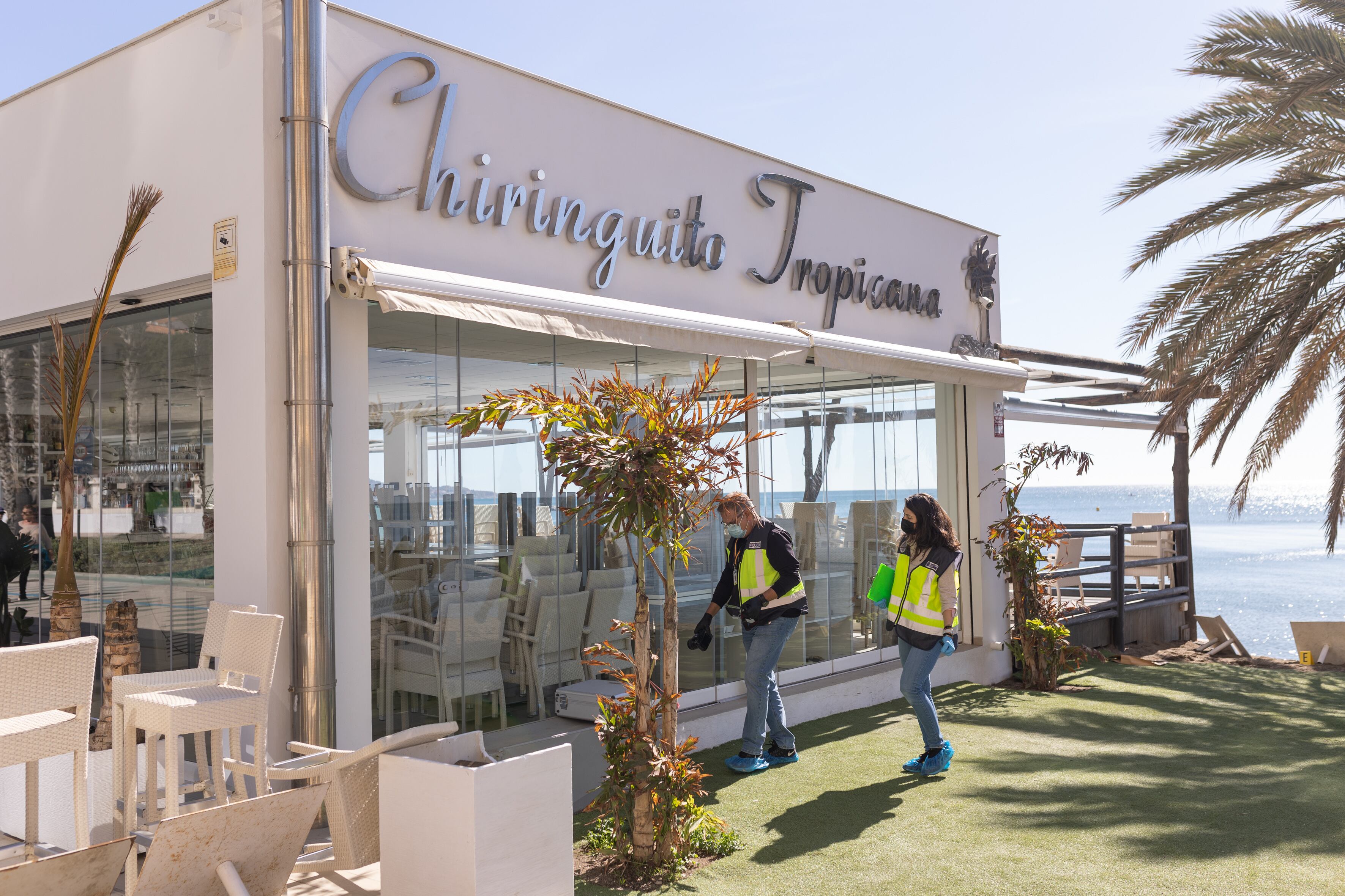 MÁLAGA, 12/03/2022.- Dos agentes de la Policía Nacional en el paseo marítimo Pablo Ruiz Picasso donde están investigando la posible muerte violenta de un varón de unos 40 años que ha aparecido a primera hora de la mañana. EFE/Carlos Díaz
