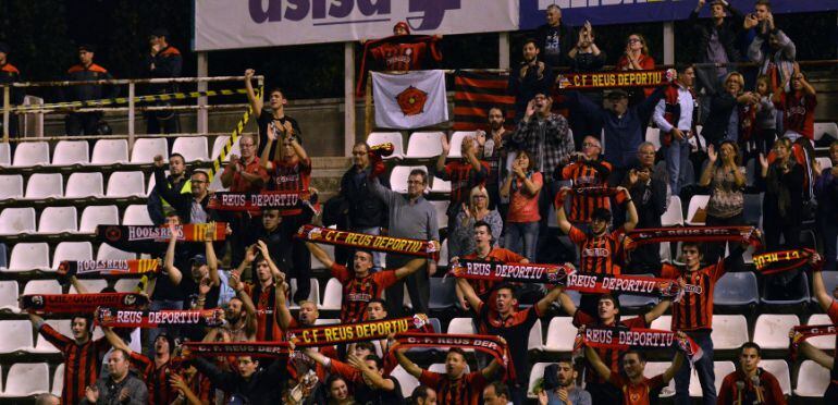 Els aficionats del Reus Deportiu desplaçats al Camp d&#039;Esports de Lleida animen els seus jugadors.