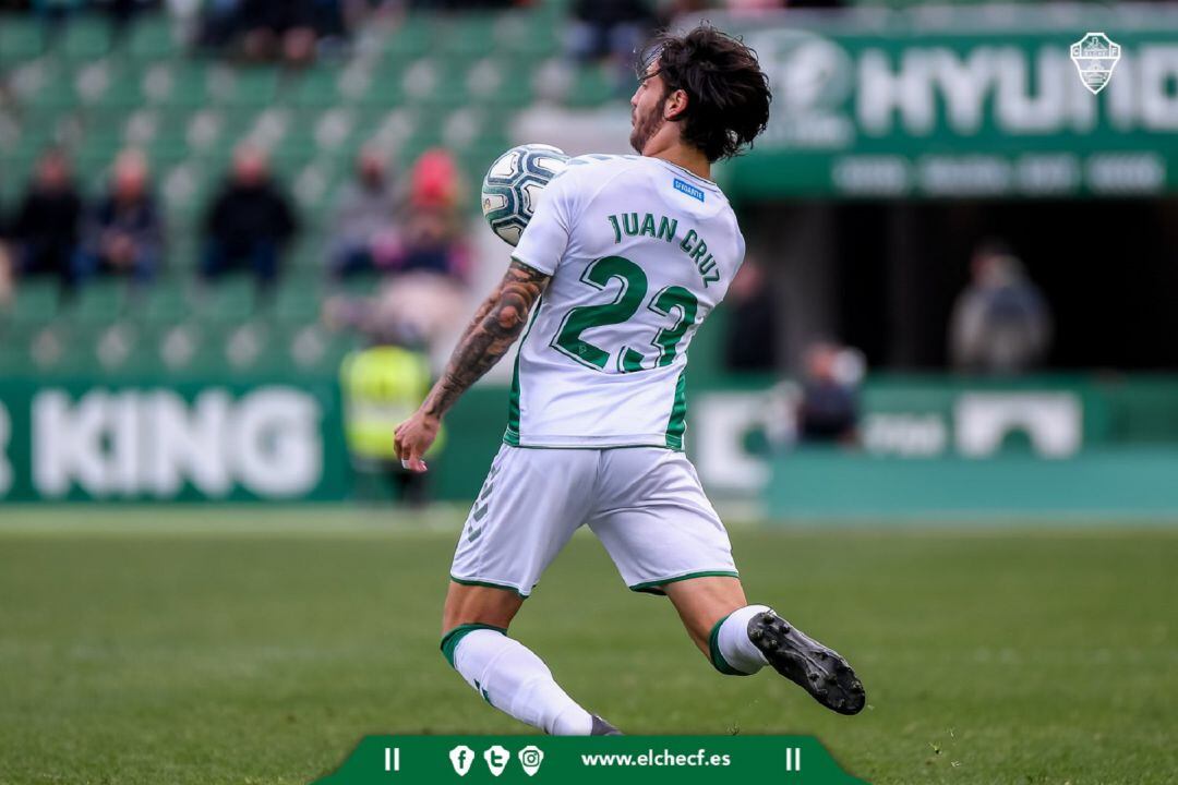 Juan Cruz en un partido con el Elche en la temporada 2019-2020