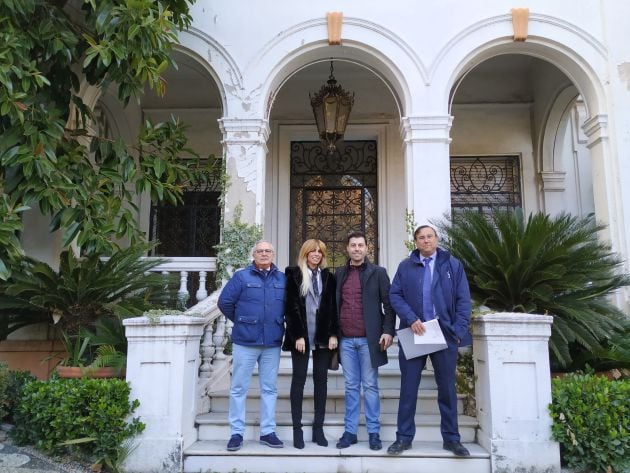 Juan José Lozano, Reme Romero, Juanjo Ruiz y Rafael Castelló en la puerta de la casa.