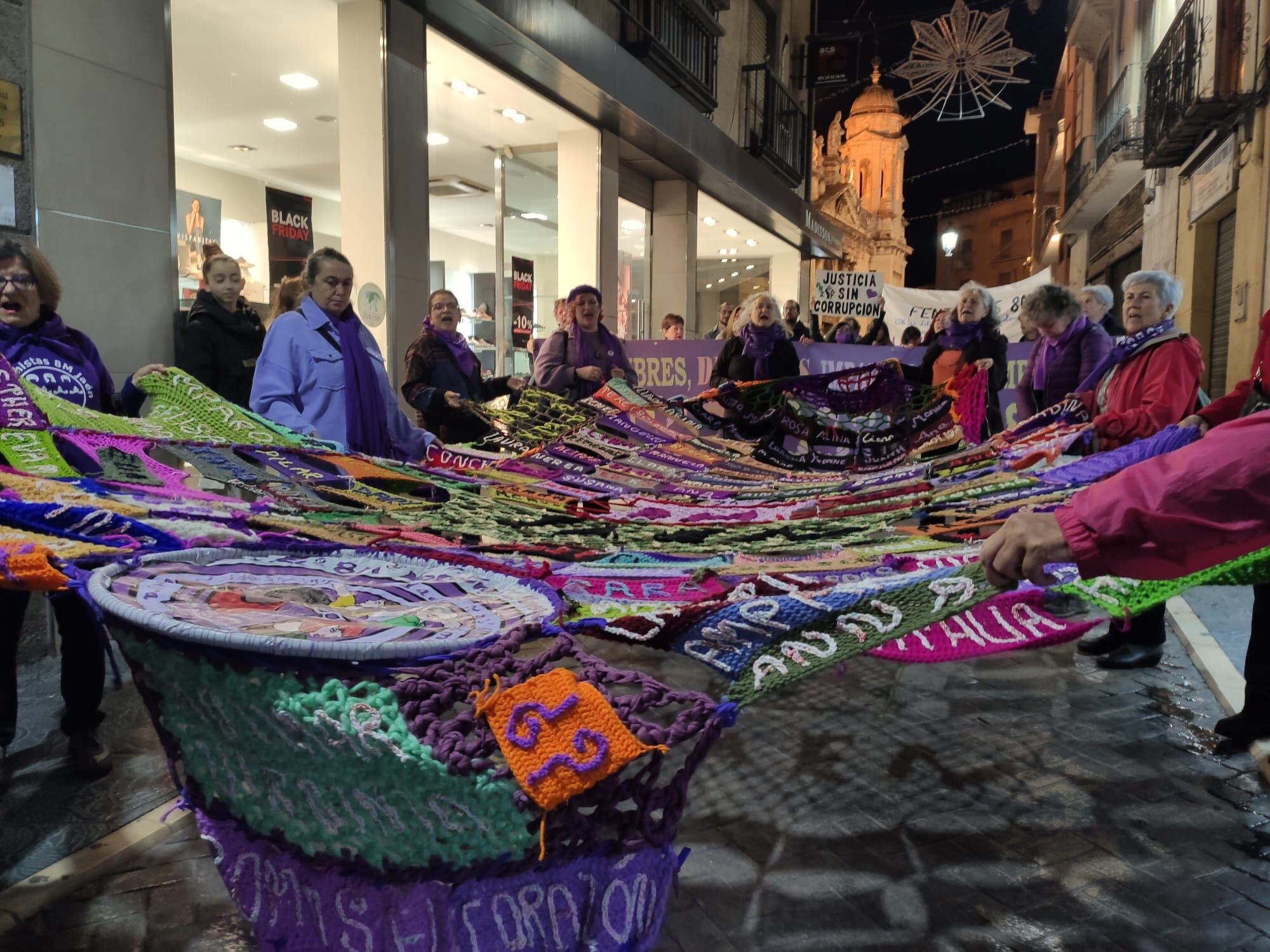 Mujeres sujetando un tapete gigante durante la Marcha nocturna organizada por Feministas 8M Jaén