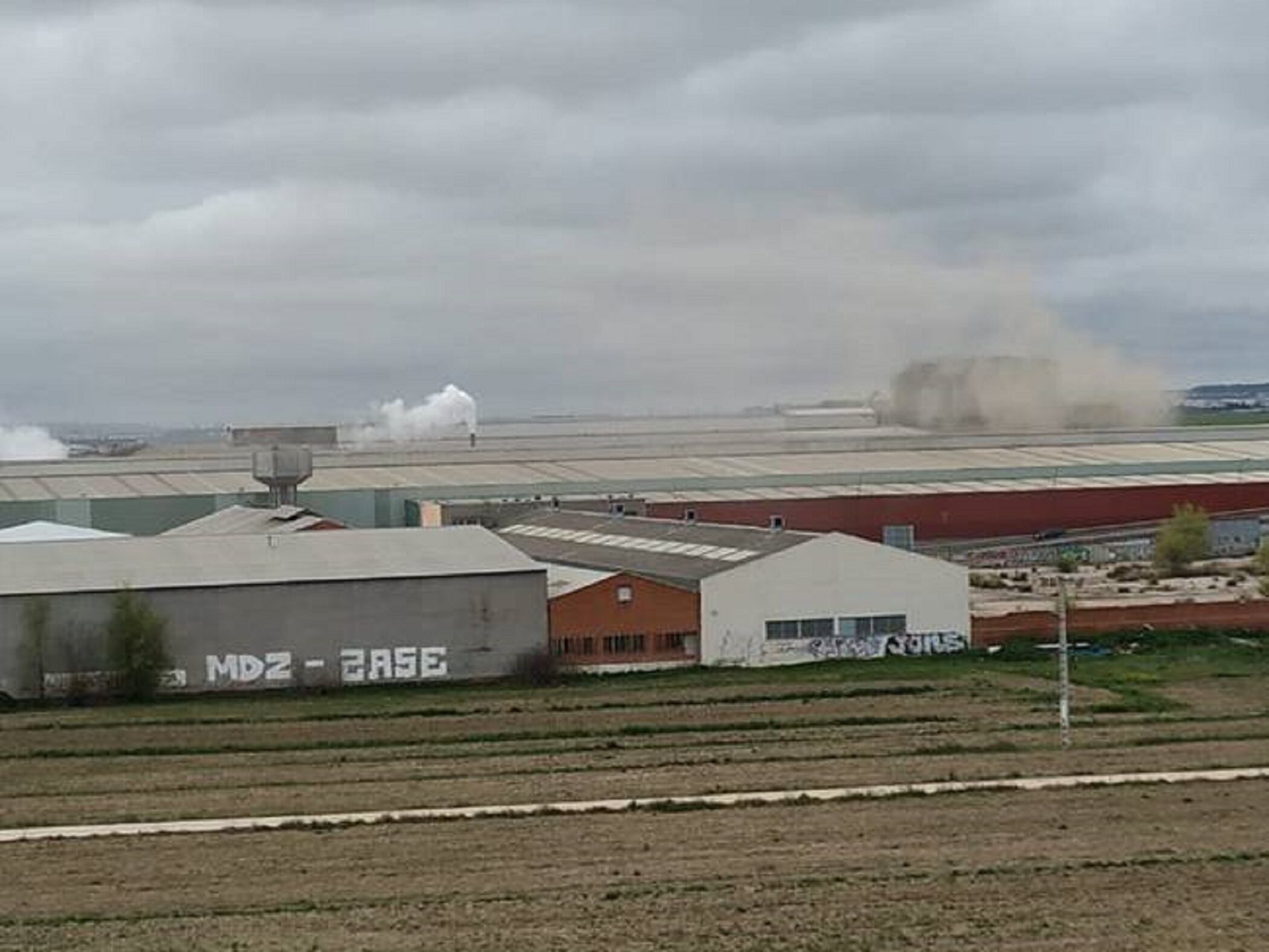 Los vecinos próximos a Corrugados Getafe se quejan desde hace tiempo de emisiones y ruidos.