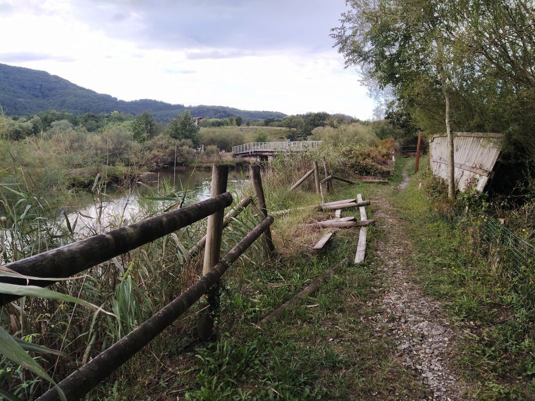 Camino de las Marismas de Txingudi con la valla destrozada.