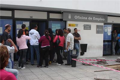 Varias personas en las oficinas del Servicio Canario de Empleo (SCE) en Arrecife, Lanzarote.