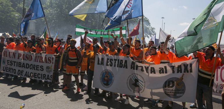 Un grupo de estibadores apoya a los miles de taxistas procedentes de toda España que se han manifestado en Madrid.