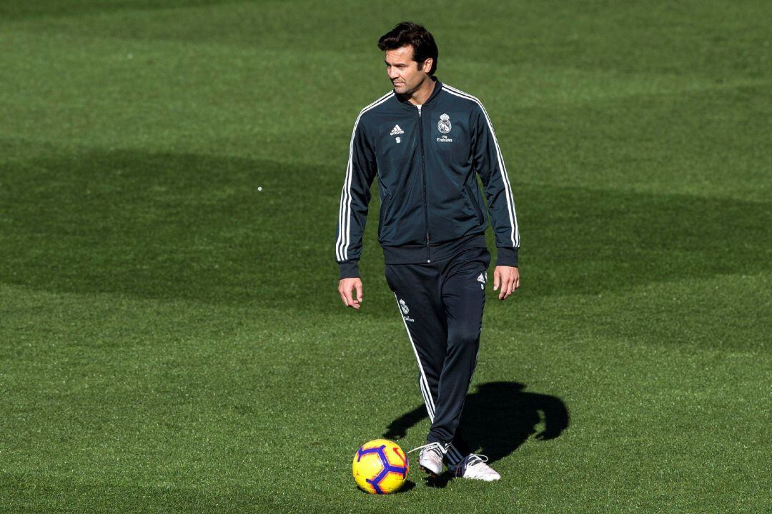 El entrenador argentino del Real Madrid, Santiago Solari, durante el entrenamiento del equipo blanco en la Ciudad deportiva Del Real Madrid de Valdebebas en Madrid.