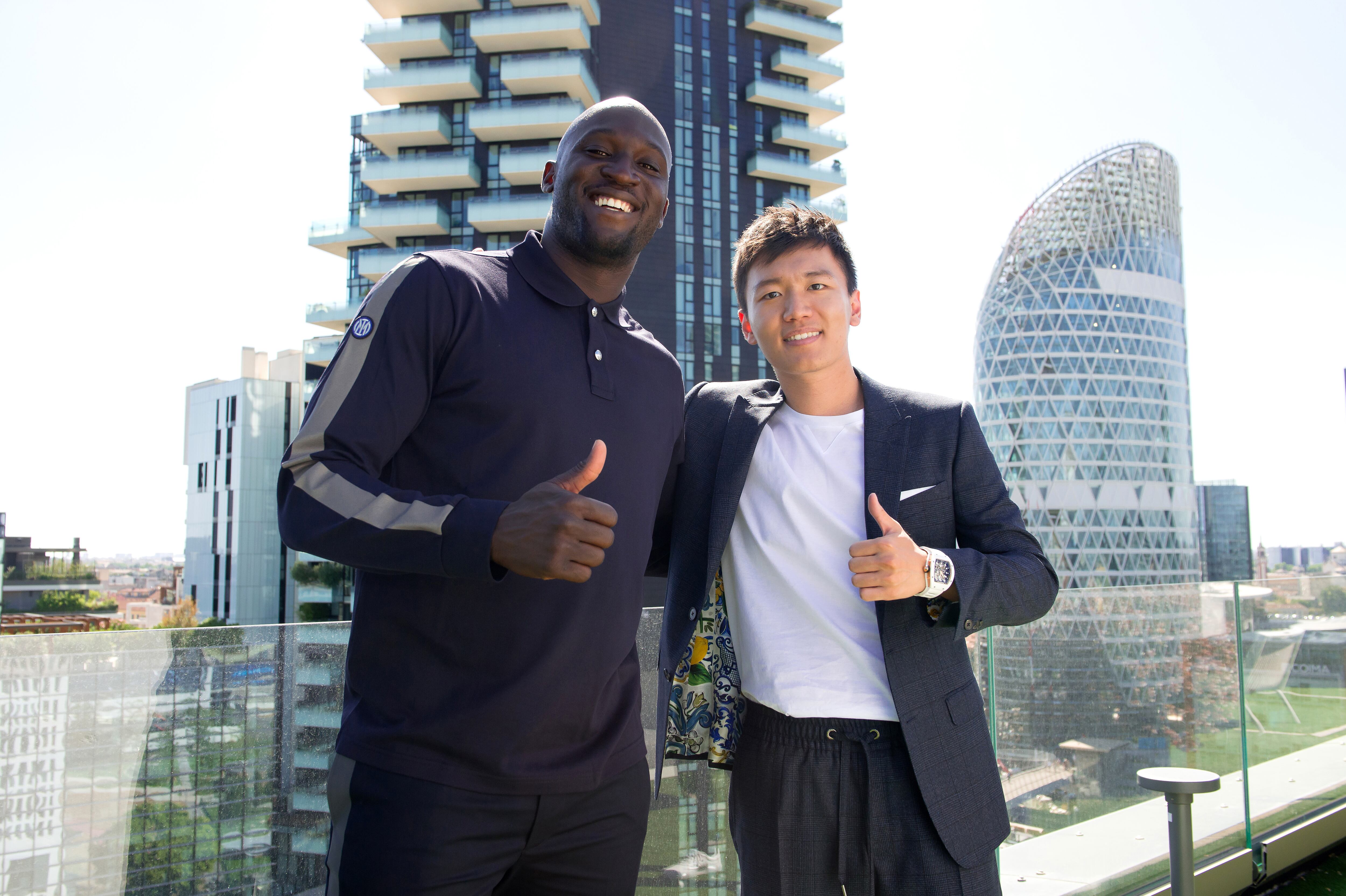 Lukaku y el presidente del Inter Steven Zhang, tras anunciar su regreso.