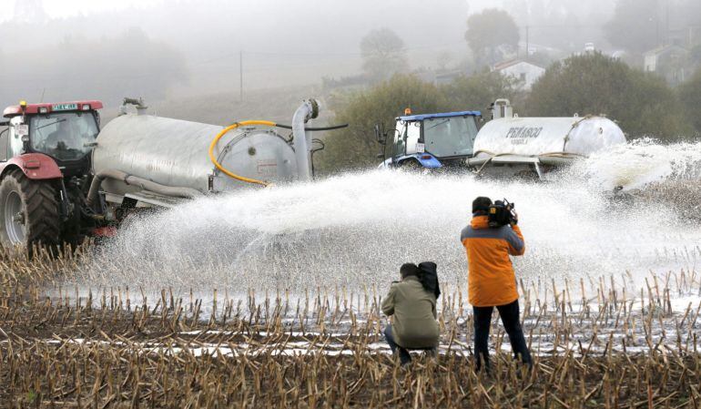 Productores gallegos riegan sus campos con leche, en protesta por los bajos precios, en una fotografía de archivo.