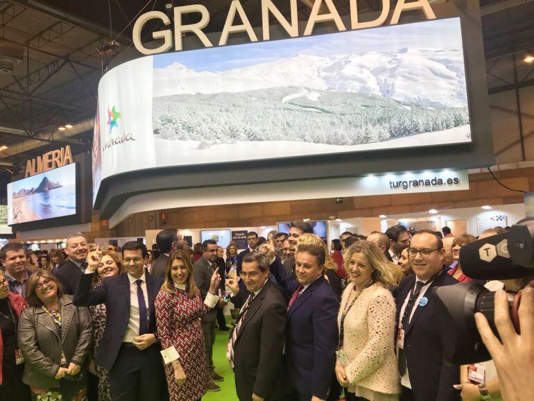 La presidenta de la Junta, Susana Díaz, y el resto de autoridades en el expositor de Granada en Fitur'18