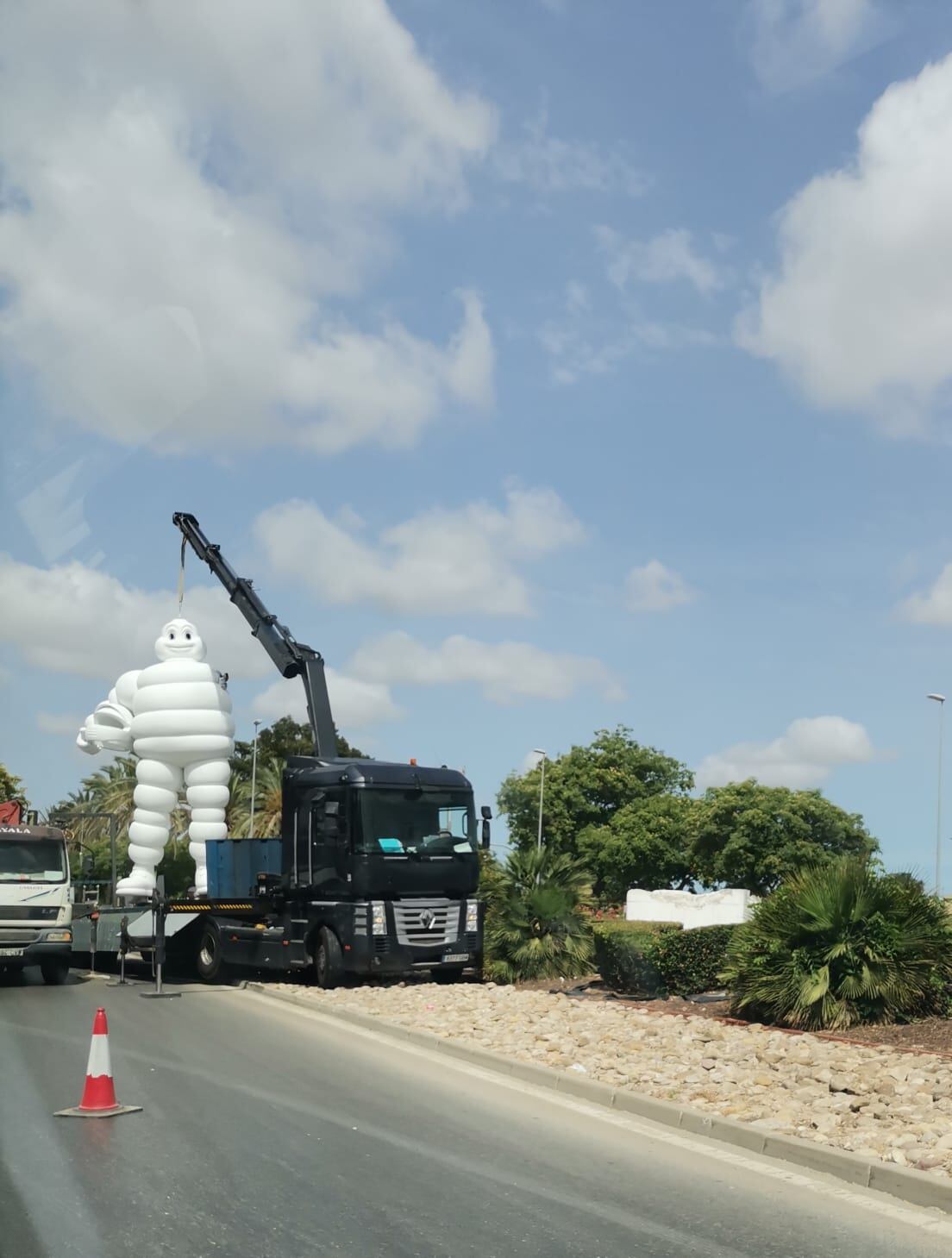 Instalación del muñeco Michelín en una de las rotondas de acceso a Jerez