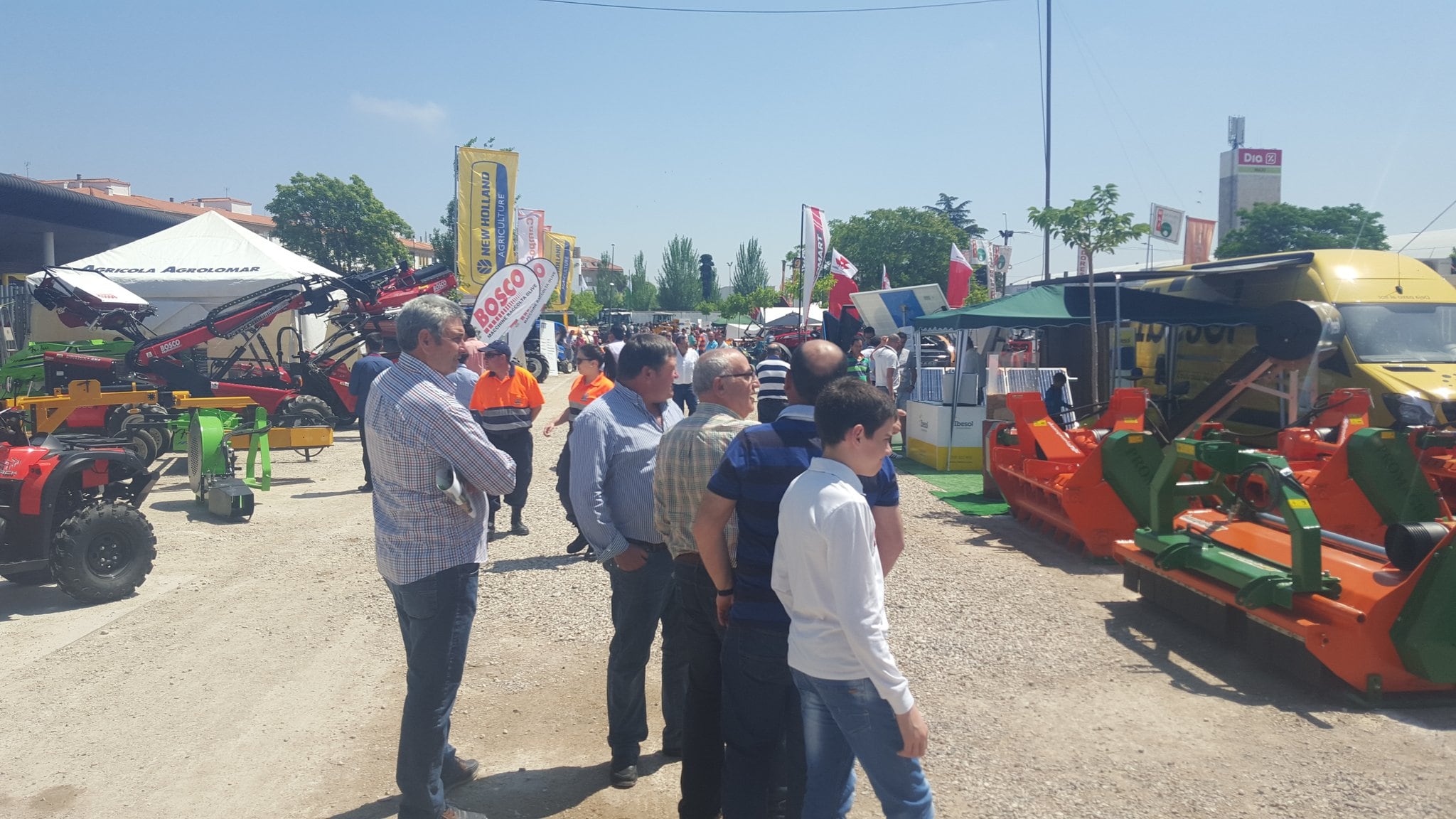 Asistentes a Futuroliva contemplan distinta maquinaria agrícola expuesta en la Feria del Olivar de Baeza