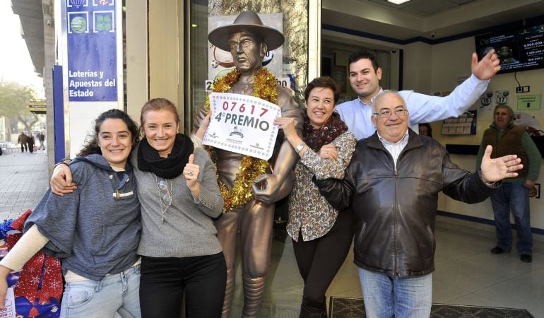 Empleados de la Administración de Loterías número 8 de Albacete, llamada El Sembrador y que regenta José Jiménez (d), celebran haber repartido uno de los dos cuartos premios del sorteo de Navidad, el número 07.617, dotado con 200.000 euros a la serie (20.