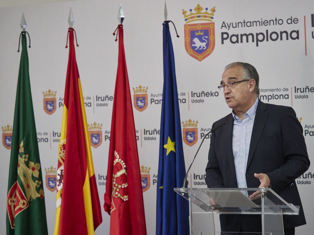 El alcalde de Pamplona, Enrique Maya, en una rueda de prensa.