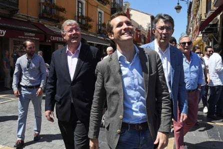 Pablo Casado, candidato a la presidencia del Partido Popular, junto al alcalde de León, Antonio Silván (i), y el presidente de la Diputación y del PP de León, Juan Martínez Majo (d),durante su visita para hacer campaña en apoyo de su candidatura