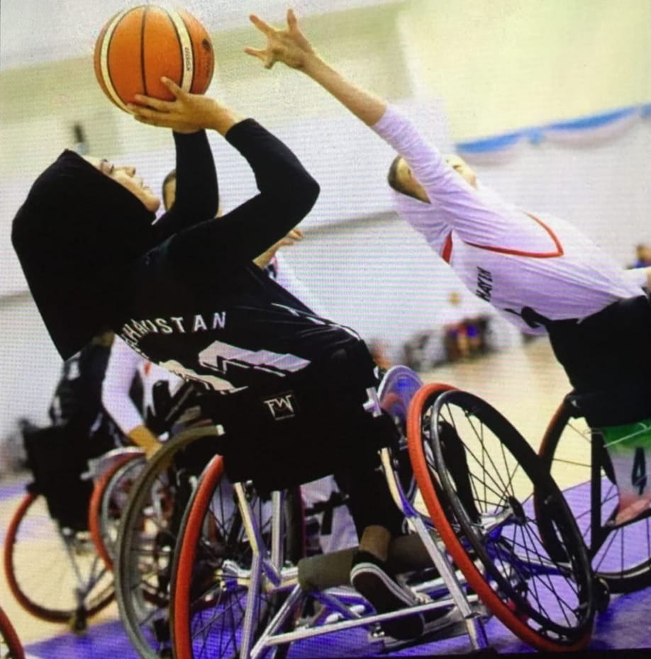 Arzo durante un partido de la selección nacional de baloncesto en silla de ruedas, en Afganistán.