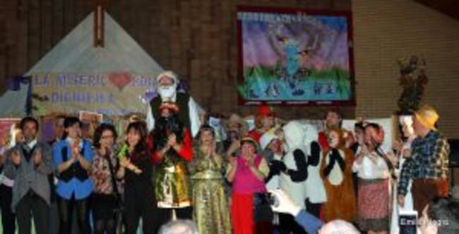 Vecinos de San Antonio implicados en la representación teatral que reunió a unas 800 personas