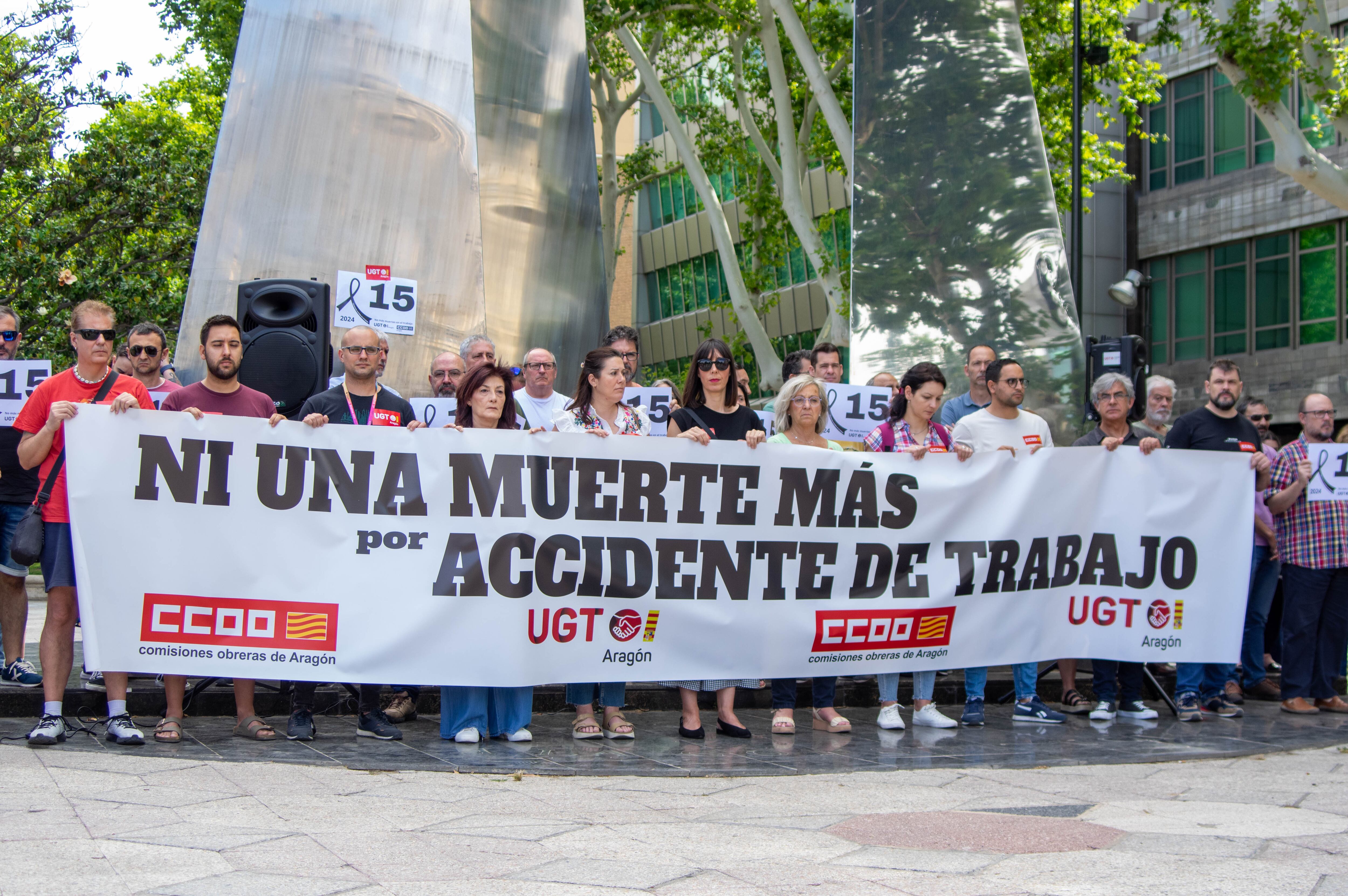 Concentración en Zaragoza por el accidente laboral mortal de un oscense en Sos del Rey Católico