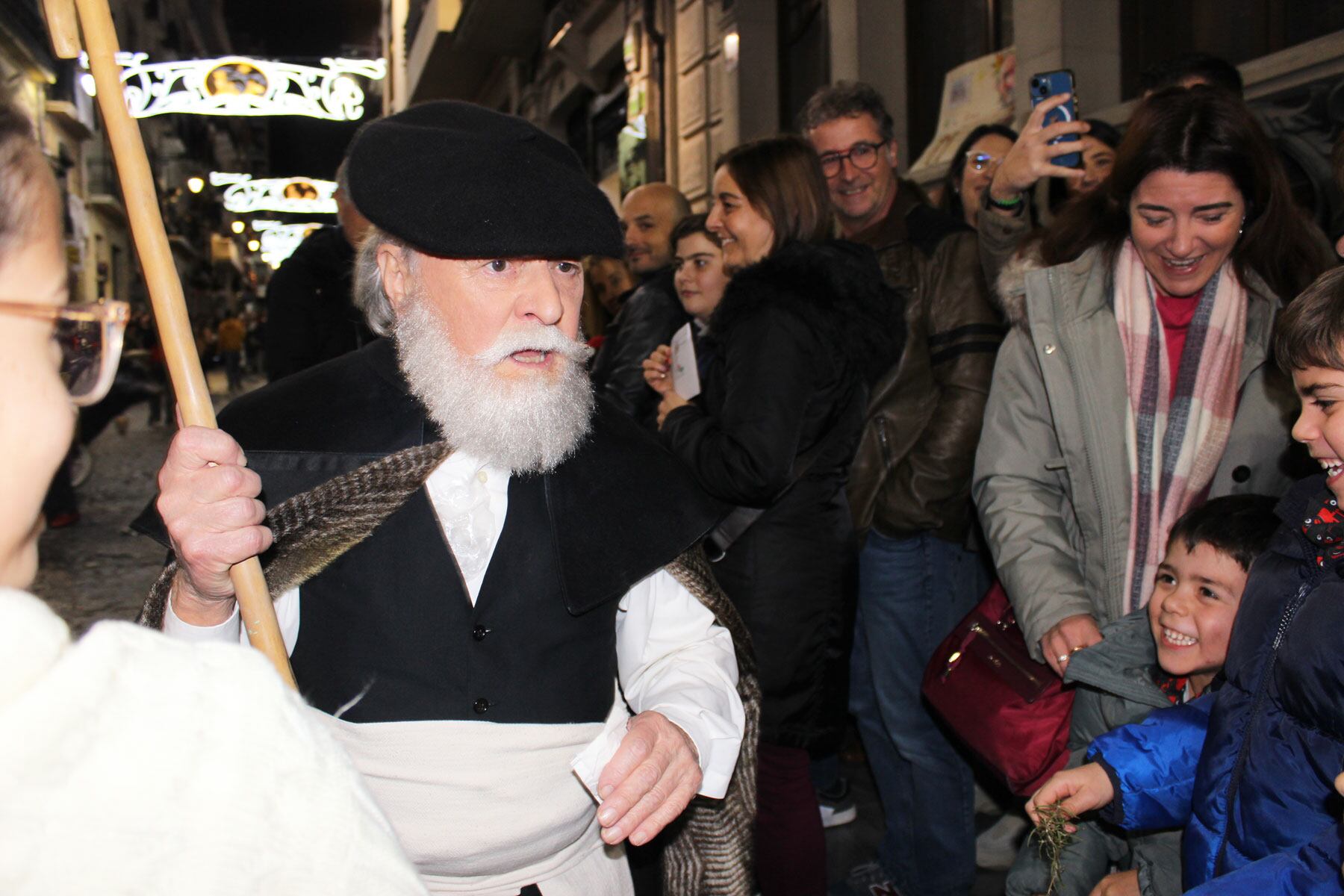 El'auelo' furtant les cartes dels més menuts però tornar-les sempre als seus joves propietaris