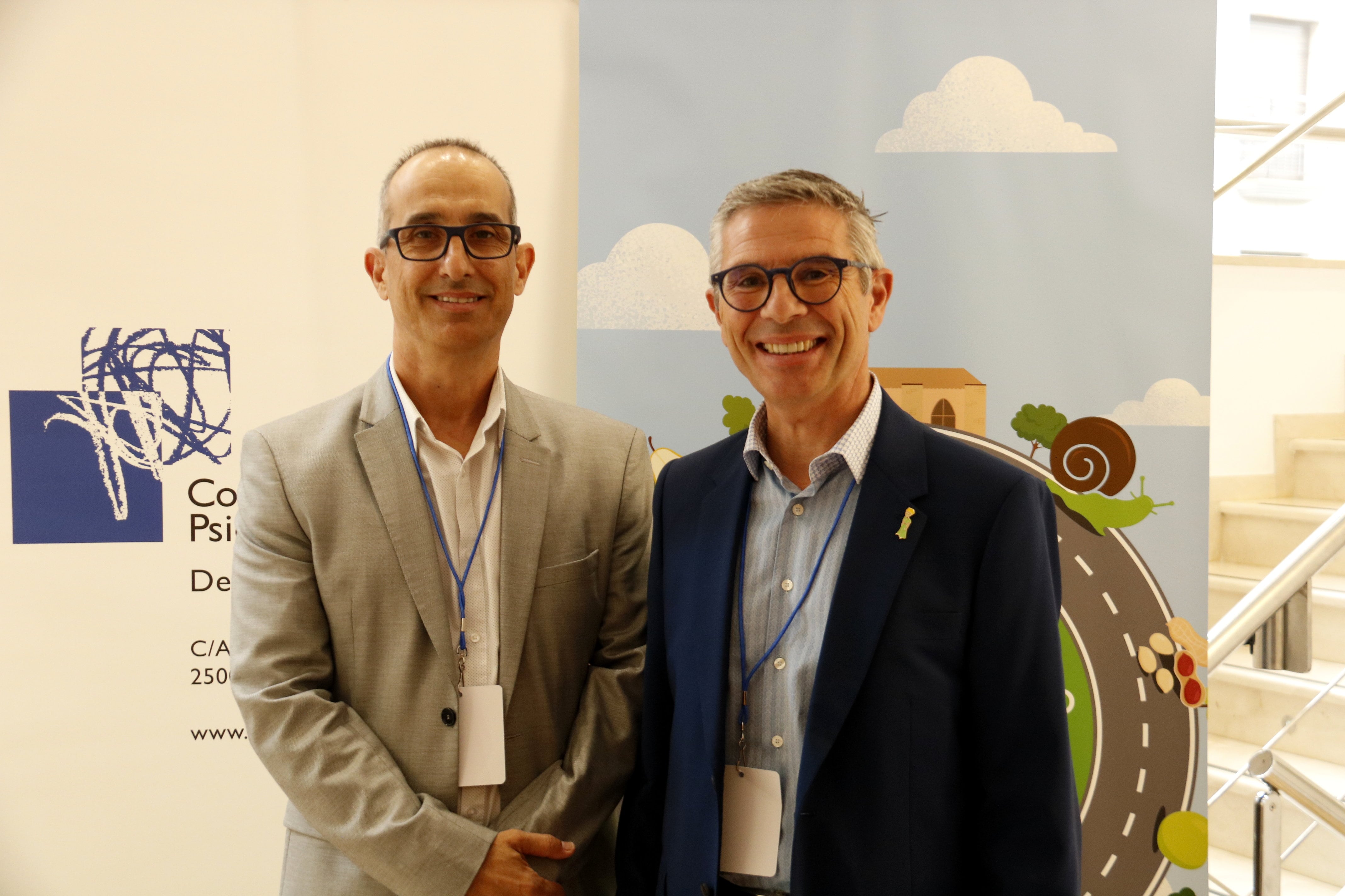 A l'esquerra de la foto, Jaume Celma, president del Col·legi de Psicologia de Catalunya a Lleida. Al seu costat, el psicòleg Antonio Alcántara. Foto: ACN.