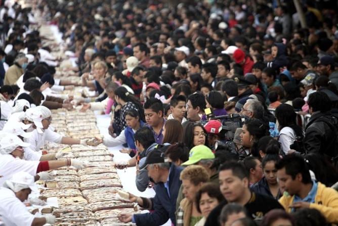 Miles de mexicanos han degustado este jueves, 3 de enero, un roscón de Reyes de más de 9.000 kilos y 1.900 metros de largo, elaborado con 5.405 kilos de harina, 3.000 de mantequilla, 38.600 huevos, 2.600 kilos de azúcar, 1.000 litros de leche, 40 litros d