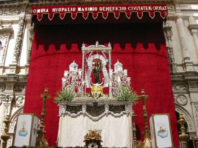 Imagen de archivo de la Hiniesta Gloriosa presidiendo el altar de la Plaza de San Francisco con motivo de la procesión del Corpus Christi.
