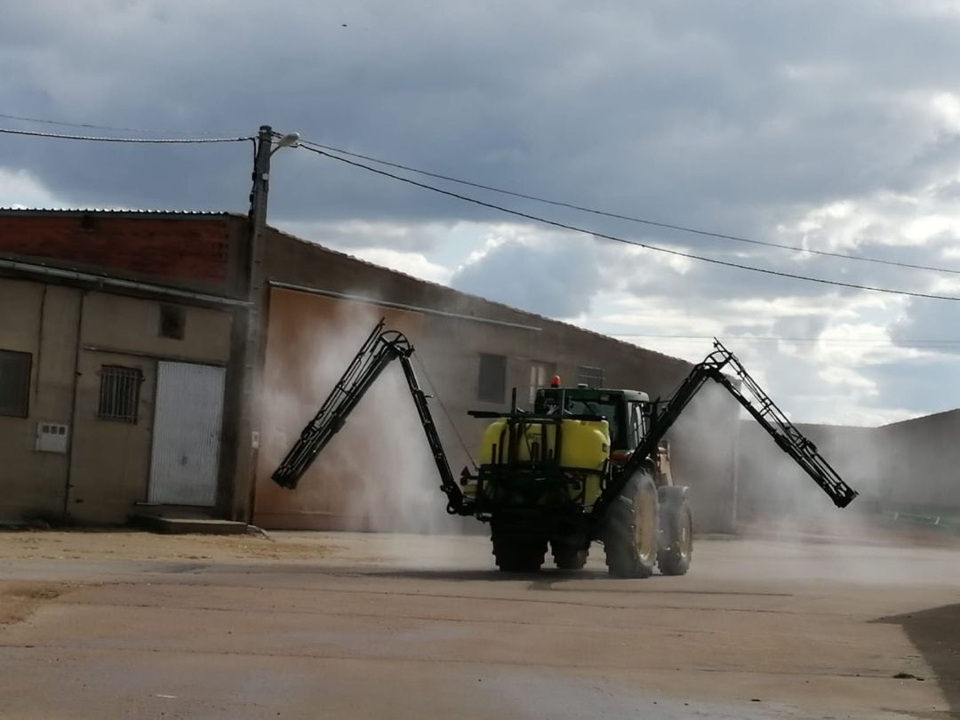 Un tractor haciendo labores de desinfección en la calles de Cerecinos de Campos