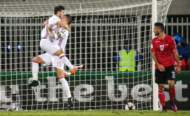 Ramos celebra con Nolito el gol del gaditano ante Albania