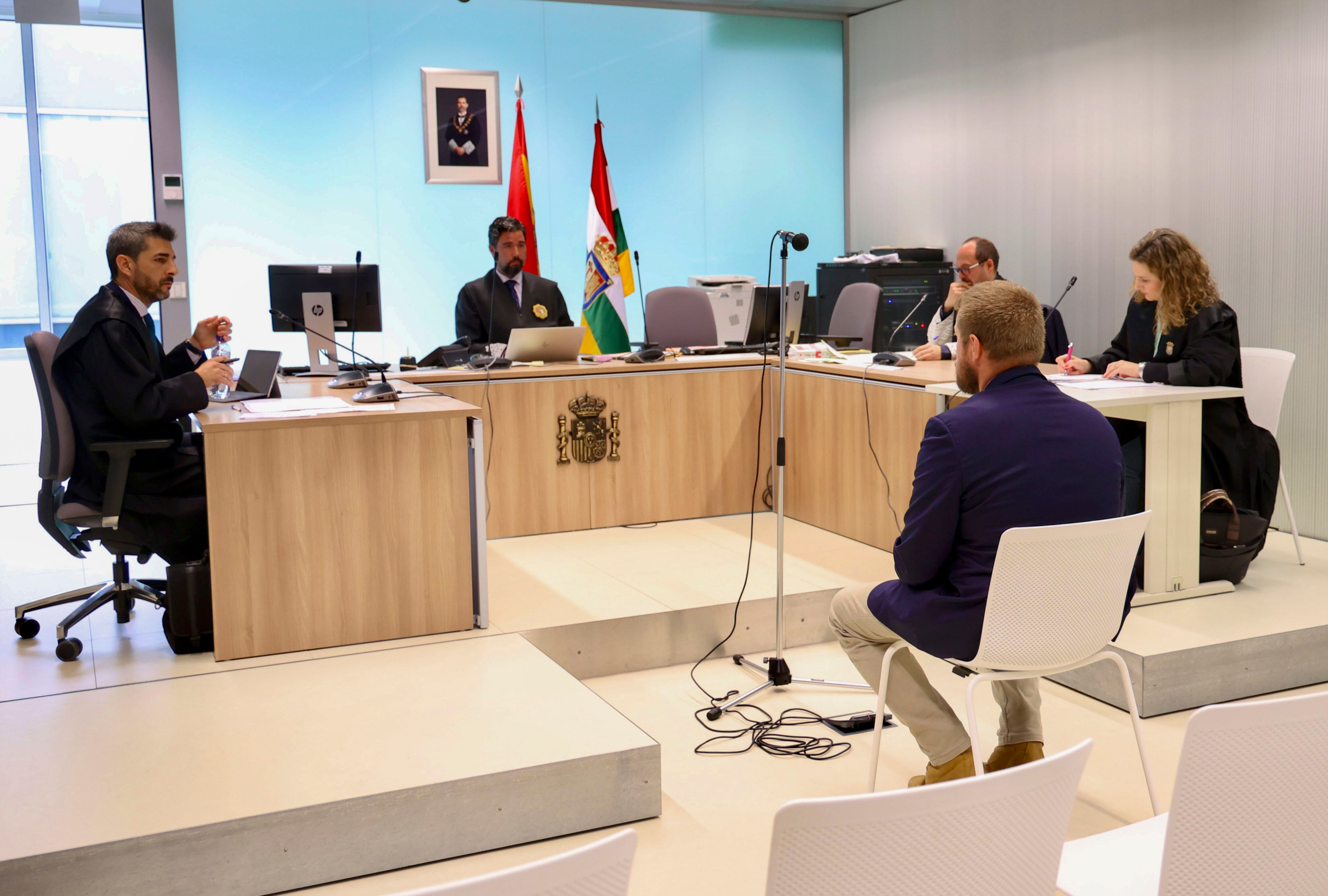 LOGROÑO, 04/04/2024.- El Juzgado de lo Penal número 3 de Logroño acoge este jueves el juicio contra un ganadero, al que el fiscal considera presunto autor de un delito de atentado con vehículo a motor y de otros dos leves de lesiones y para el que pide una pena de 3 años y 9 meses de cárcel y una multa de 480 euros. Una veintena de agricultores y ganaderos independientes riojanos que durante los últimos meses han protagonizado protestas no comunicadas y conocidos como &#039;chalecos amarillos&#039;, en apoyo al ganadero que fue detenido el pasado 6 de febrero en Logroño en una de esas tractoradas y que es juzgado este jueves. EFE/ Raquel Manzanares
