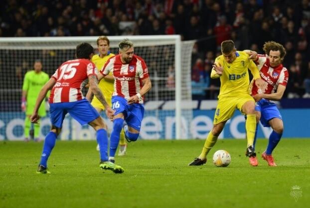 Alcaraz conduce el balón ante dos jugadores del Atlético de Madrid.