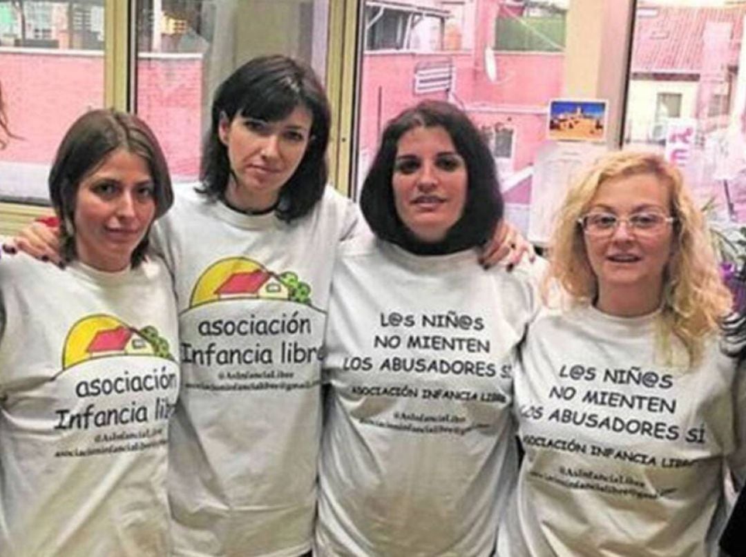 La presidenta de Infancia Libre, junto a otras mujeres de la asociación, en una foto de archivo.