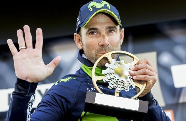 El español Alejandro Valverde, con el trofeo de ganador de la Flecha Valona.