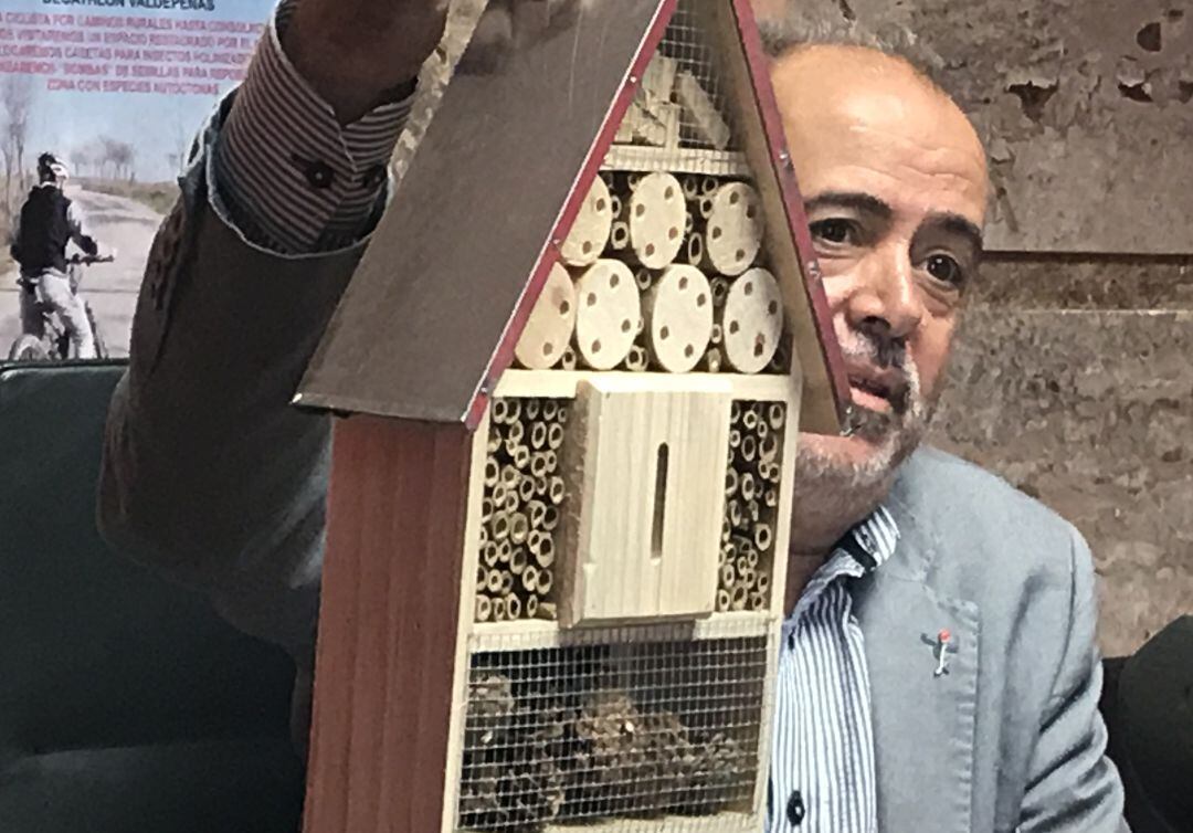 José Antonio Sánchez Elola, concejal de Medio Ambiente, muestra el refugio para insectos 