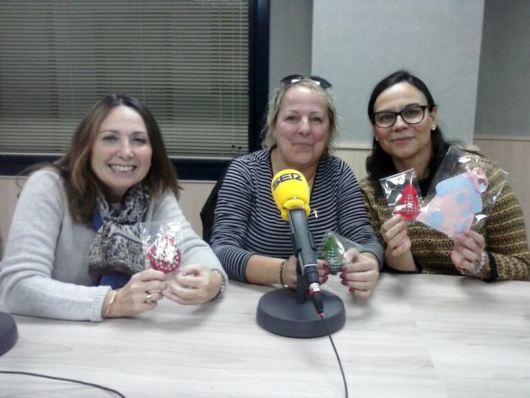 Isabel Blanes, Joaquina Verdú e Isabel Blanes en el programa Vinalopó Hoy por Hoy el día de la presentación del calendario solidario cáncer de mama 2017.