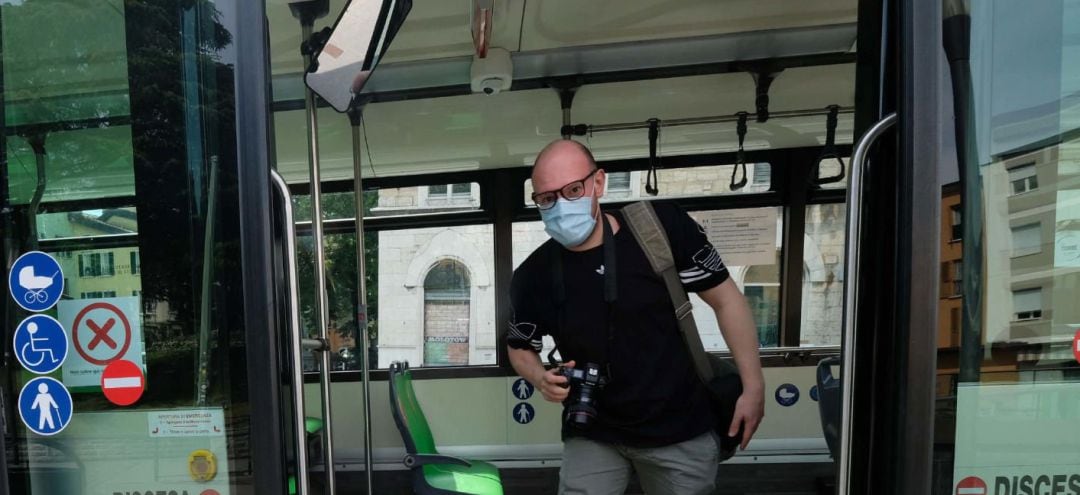 Un passatger sortint d&#039;un bus 