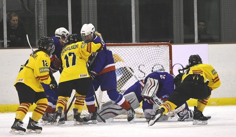 La victoria en el ajustado duelo contra Islandia en la primera jornada dejó encarrilado el ascenso para las &#039;wolfpack&#039;.