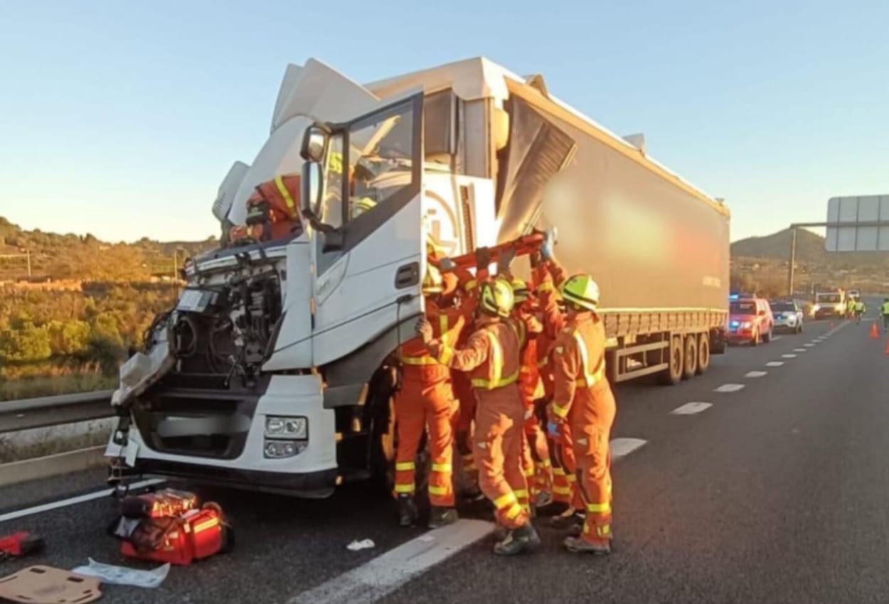 Accidente en A-7 en Xàtiva. Fuente: Consorci Provincial de Bombers de València