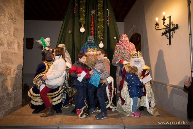 Niños entregando las cartas a los Reyes Magos en el claustro de San Pablo